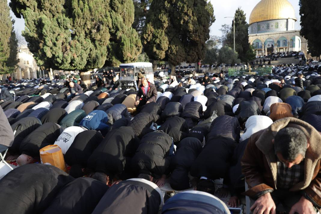 İsrail’in kısıtlamalarına rağmen akın ettiler: 120 Bin Filistinli Mescid-i Aksa’da saf tuttu - Resim: 51